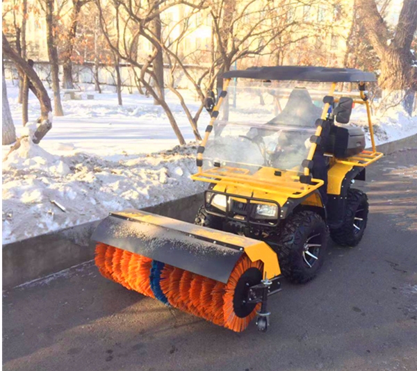 大學(xué)校園駕駛掃雪機